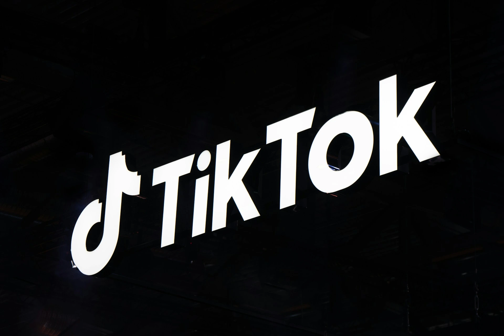 TikTok Sier Opp Hundrevis av Ansatte i Skifte til AI-Innhold Moderering