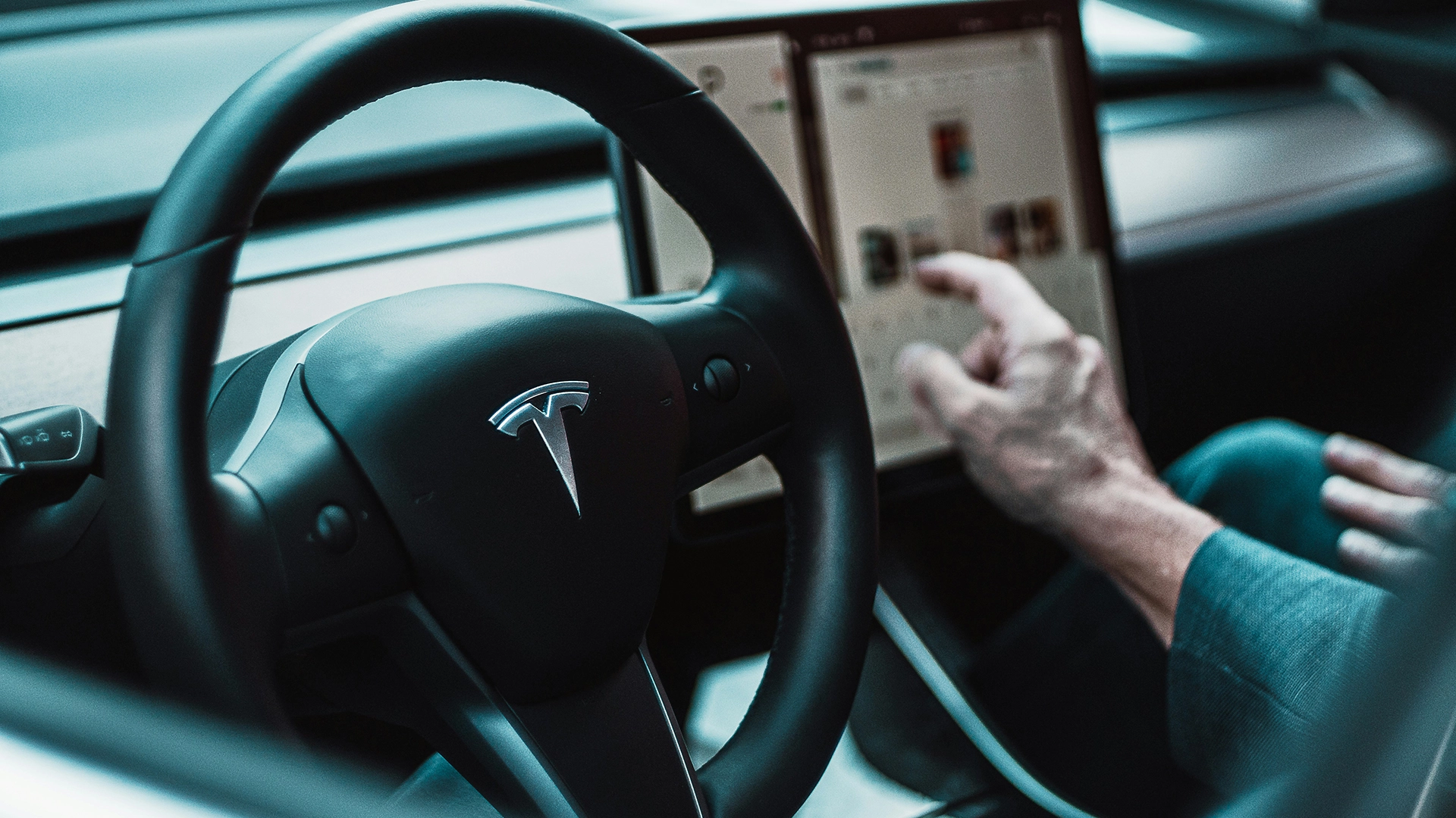Tesla D&oslash;mt til &aring; Betale $243M etter at Hacker Gjenoppretter Krasjdata